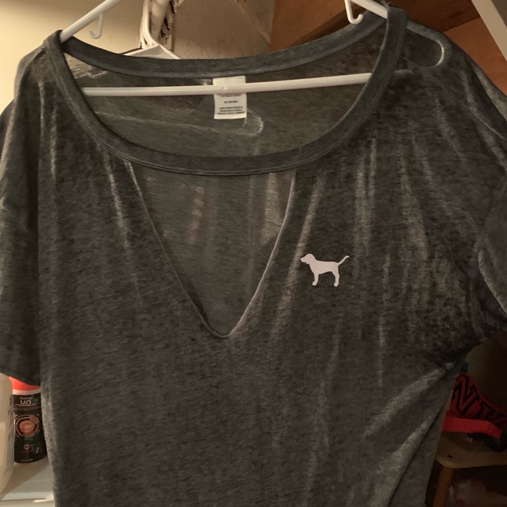 Gray low cut pink pink shirt